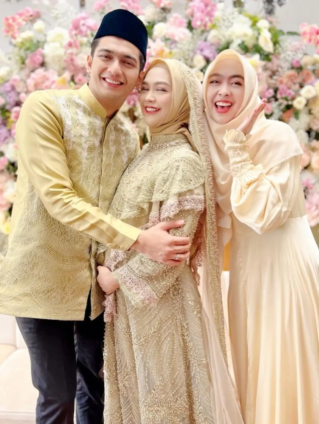 7 Potret Inspirasi Gaun Empat Bulanan Kehamilan Ria Ricis yang Memesona