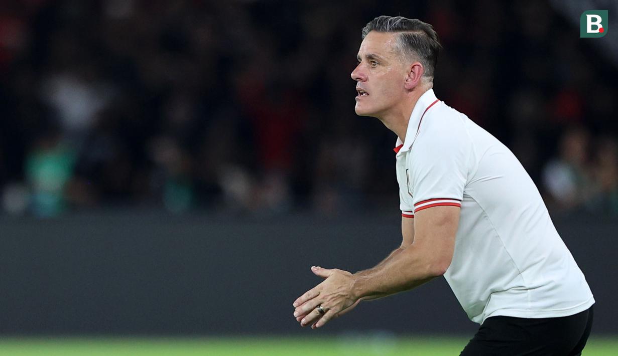 Pelatih kepala Timnas Indonesia, John Herdman memberikan instruksi ke pemainnya dalam laga semifinal FIFA Series 2026 melawan St Kitts and Nevis di Stadion Utama Gelora Bung Karno (SUGBK), Senayan, Jakarta, Jumat (27/03/2026). (Bola.com/M Iqbal Ichsan)
