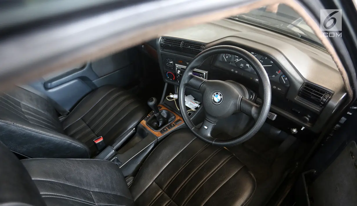 Interior mobil BMW seri 3 E30 generasi kedua saat dipamerkan di Jakarta, Rabu (17/10). Mobil yang menjadi grand prize Indonesia Bimmerfest 2018 digelar untuk merayakan 10 tahun Bimmerfest yang mengusung tema Redefining Culture. (Liputan6.com/Fery Pradolo)