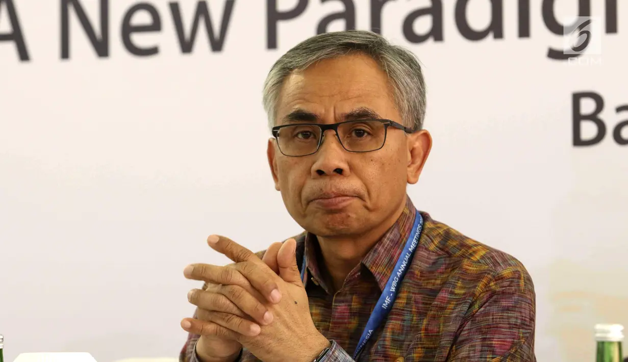 Ketua Dewan Komisioner OJK Wimboh Santoso saat konferensi pers pembukaan Indonesia Investment Forum 2018, Bali, Selasa (9/10). Acara ini juga berisi penandatanganan perjanjian kerja sama 21 proyek infrastruktur pada 12 BUMN. (Liputan6.com/Angga Yuniar)