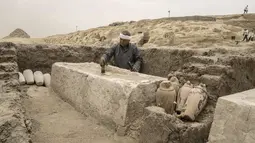 Otoritas barang antik Mesir mengungkap penemuan dua bengkel pembuatan mumi kuno manusia dan hewan, serta dua makam kuno, yang ditemukan di nekropolis Saqqara di selatan Kairo. (AP Photo/Amr Nabil)