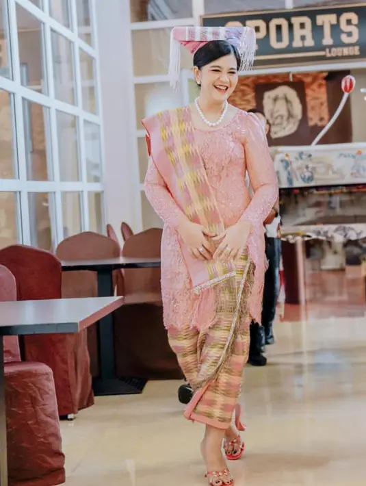 Jadi istri Walikota Medan, Kahiyang tampil mengenakan kebaya brokat pink dipadukan hiasan kepala, selendang, dan kain ulos warna serasi. [@ayangkahiyang]