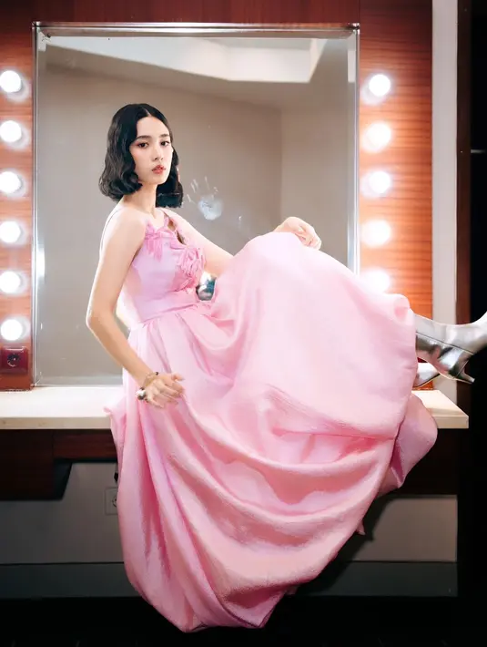 Gaun dengan rok A-Line itu dipadukan dengan boots silver yang bikin terlihat edgy. [@hagaipakan]