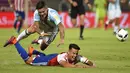 Pemain Argentina, Marcos Rojo, melanggar pemain Paraguay, Hernan Perez, dalam laga Kualifikasi Piala Dunia 2018 zona Amerika Selatan, di Stadion Mario Kempes, Cordoba, Rabu (12/10/2016) pagi WIB. (AFP/Eitan Abramovich)