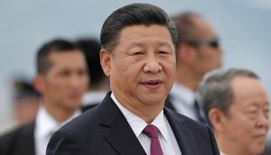 Presiden Cina Xi Jinping seusai berbicara kepada awak media di Bandara Internasional Hong Kong, Kamis (29/6). Selama sepekan terakhir, Kepolisian Hong Kong sudah melakukan berbagai antisipasi terkait kunjungan Presiden Xi Jinping. (AP Photo/Kin Cheung)
