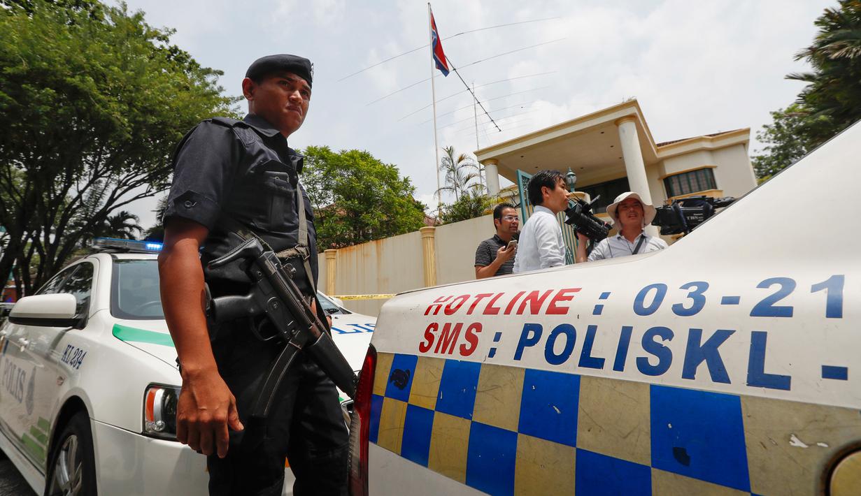 Polisi Malaysia ditempatkan di luar Kedutaan Besar (Kedubes) Korea Utara di Kuala Lumpur, Selasa (7/3). Otoritas Malaysia menyegel dan menutup gedung Kedubes Korut untuk mencegah seluruh staf di kantor itu keluar dari Negeri Jiran (AP Photo/Vincent Thian)