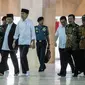 Presiden Joko Widodo atau Jokowi (kedua kiri) tiba untuk meninjau proses sterilisasi Masjid Istiqlal di Jakarta Pusat pada Jumat (13/3/2020) pagi. Proses sterilisasi ini dilakukan dalam rangka mencegah penularan virus corona Covid-19. (Liputan6.com/Faizal Fanani)