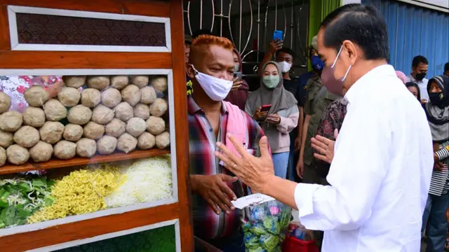 FOTO: Presiden Jokowi Serahkan Bansos untuk Pacu Pertumbuhan Ekonomi dan Jaga Daya Beli Masyarakat