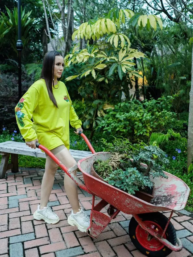 Tampil Modis, Ini 6 Gaya Momo Geisha Lakukan Pemotretan di Tempat Tak Biasa