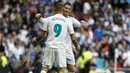 Pemain Real Madrid, Karim Benzema dan Cristiano Ronaldo merayakan gol saat melawan Malaga pada lanjutan La Liga Santander di Santiago Bernabeu stadium, Madrid, (25/11/2017). Madrid menang 3-2. (AP/Francisco Seco)