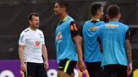 Pelatih timnas Brasil, Carlos Dunga, saat sedang memimpin sesi latihan timnya. (HECTOR RETAMAL / AFP)