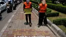 Massa Koalisi Masyarakat Sipil Anti-Korupsi saat menggelar aksi teatrikal di depan Kantor Kemenkum HAM, Jakarta, (22/9/14). (Liputan6.com/Johan Tallo)