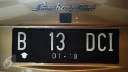 Logo mobil Lamborghini Aventador bernomor polisi B 13 DCI di Auto One Cars Boutique, Jakarta, Senin (5/10/2015). Mobil sport mewah tersebut akan dilelang DJKN Kemenkeu dengan nilai limit Rp 8,26 miliar. (Liputan6.com/Immanuel Antonius)