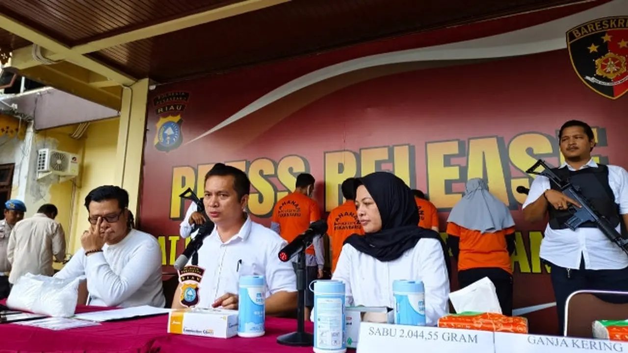 Pengungkapan narkoba jenis sabu yang dimasukkan dalam kaos kaki oleh 2 pria di Bandara Pekanbaru.
