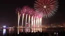 Pertunjukan kembang api terlihat di atas kompleks kebudayaan Katara selama perayaan untuk menandai dimulainya Idul Adha, Hari Raya Kurban, di Doha, Qatar, pada Rabu 27 Mei 2026. (Karim JAAFAR/AFP)
