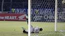 Kiper Sriwijaya FC, Dian Agus Prasetyo, gagal menahan tendangan bebas pemain Persib, Ahmad Jufriyanto, dalam Final Piala Presiden 2015 di Stadion Utama Gelora Bung Karno, Jakarta, Minggu (18/10/2015). (Bola.com/Vitalis Yogi Trisna)