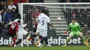 Pemain Bournemouth, Matias Vina (kiri), menendang bola ke gawang Chelsea yang membuahkan gol penyeimbang dalam pertandingan lanjutan pekan ke-35 Liga Inggris 2022/2023 yang berlangsung di Vitality Stadium, Sabtu (6/5/2023). (AFP/Ian Kington)