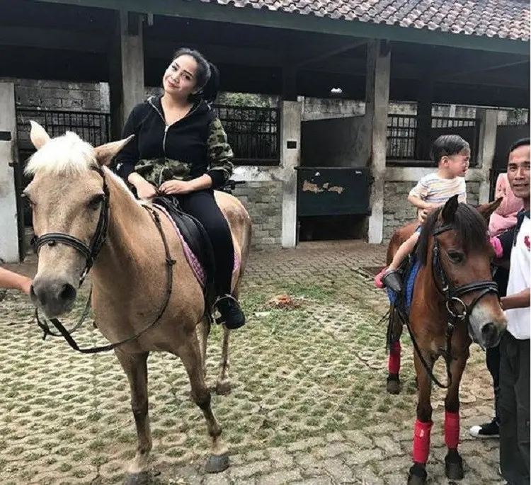 Nagita Slavina dan Rafathar naik kuda | foto: akun instagram raffinagita1717