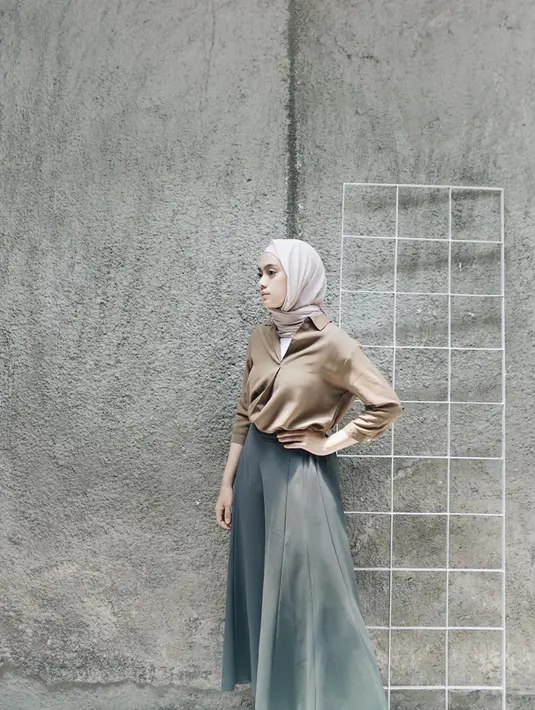 Salah satunya seperti ini. Meski terlihat sederhana, Ayudia sukses membuat penampilannya bak remaja. Ia memadukan warna yang tak terlalu terang di OOTD-nya. (Liputan6.com/IG/@ayudiac)