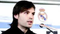 Fernando Morientes dalam kesempatan konferensi pers ketika memutuskan hengkang dari Real Madrid ke Liverpool pada 12 Januari 2005. AFP PHOTO/STRINGER 