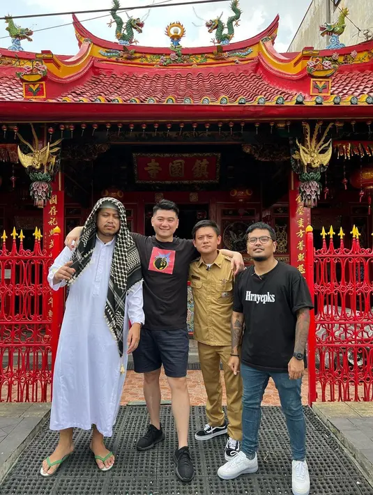 Selain ke masjid, Chef Arnold, Bobon, Tretan dan Coki juga jalan-jalan melewati Kelenteng Tien Kok Sie yang berada di dekat Pasar Gede. Mereka mengabadikan keseruannya dengan berfoto bersama. (Liputan6.com/IG/@arnoldpo)