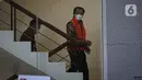 Bupati Banjarnegara Budhi Sarwono mengenakan rompi tahanan menaiki tangga di Gedung KPK, Jakarta, Jumat (24/9/2021). Bupati Banjarnegara Budhi Sarwono kembali menjalani pemeriksaan terkait kasus dugaan korupsi proyek infrastruktur. (Liputan6.com/Faizal Fanani)