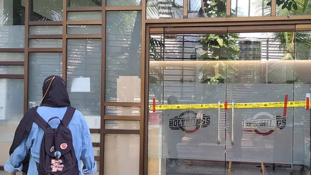 Kantor Pusat Holywings di BSD Tangerang dipasang garis polisi. (Liputan6.com/Pramita Tristiawati)