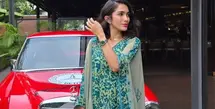 Ussy Sulistiawaty tampil mengenakan kaftan hijau dengan aksen bunga. Menariknya kaftan ini milik almarhum ibundanya. [@ussypratama]