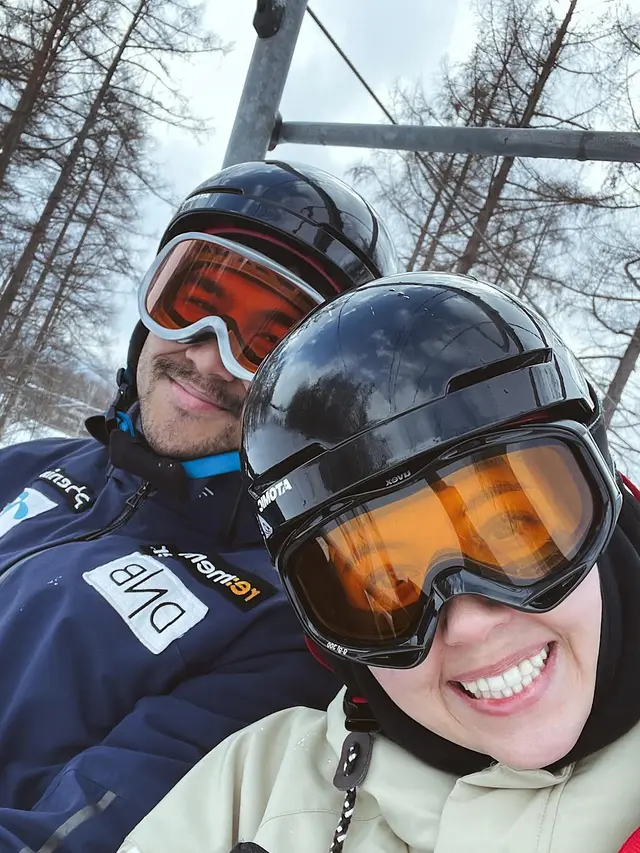 6 Potret Anggika Bolsterli Main Ski di Jepang saat Hamil 5 Bulan,