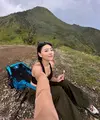 Taklukan puncak Merbabu, Wendy Walters tampil cantik dengan sport bra top dan celana cargo. [Instagram/wendywalters]