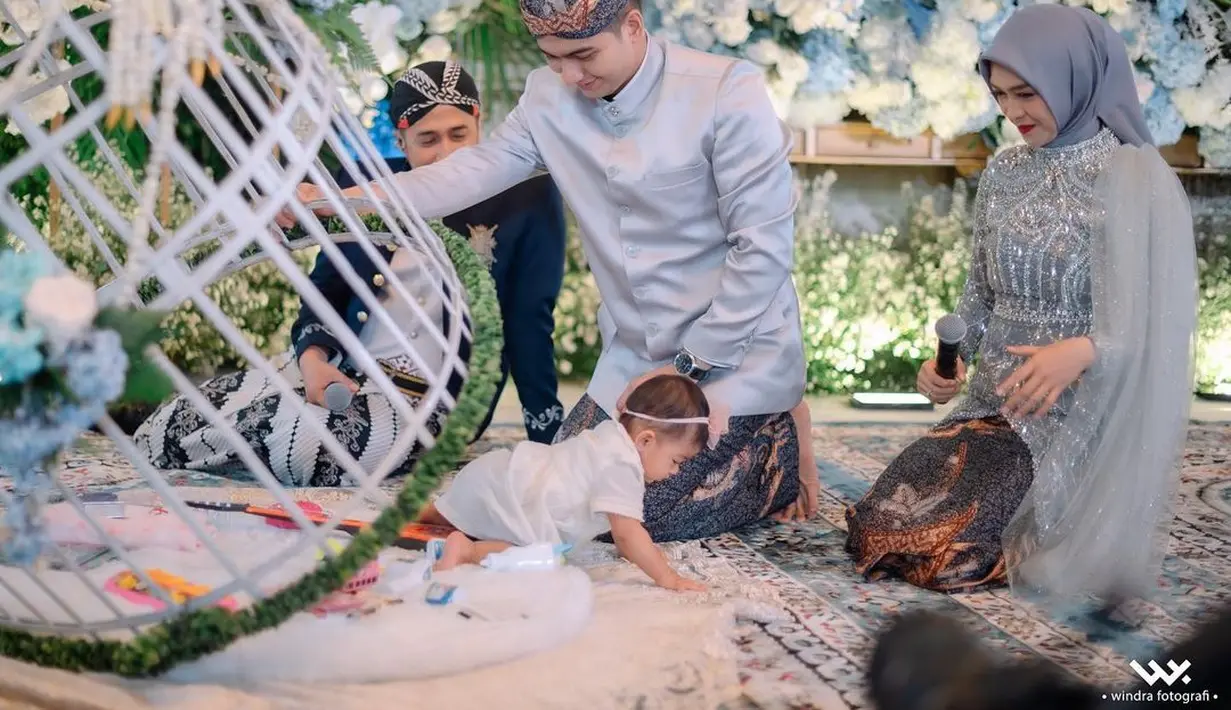 Acara yang berlangsung dengan nuansa Adat Jawa itu menarik perhatian netizen, terutama soal penampilan. [Foto: IG/windrafotografi].