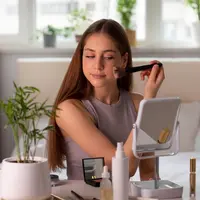 Musim hujan sering kali membuat udara lebih lembap dan dingin. Akibatnya, kulit cepat berminyak, rambut mengembang, hingga makeup yang sudah disusun rapi bisa hilang tak bersisa hanya dalam beberapa jam.  (foto/dok: freepik)