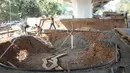Pekerja menyelesaikan pembangunan Skatepark Pasar Rebo, Jakarta, Sabtu (5/10/2019). Skatepark Pasar Rebo dibangun dengan standar internasional. (Liputan6.com/Immanuel Antonius)