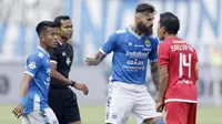 Bek Persib Bandung, Bojan Malisic, bersitegang dengan kapten Persija Jakarta, Ismed Sofyan, pada laga Liga 1 di Stadion GBLA, Jawa Barat, Minggu (23/9/2018). Persib menang 3-2 atas Persija. (Bola.com/M Iqbal Ichsan)