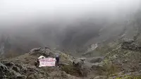 Top 3 Berita Hari Ini: Sudah Jatuh ke Kawah Gunung Vesuvius, Turis Amerika Masih Kena Denda