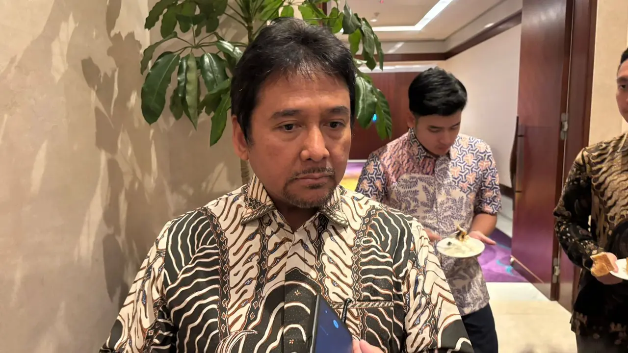 Ketua Umum Perhimpunan Hotel dan Restoran Indonesia (PHRI), Hariyadi B. Sukamdani di Raffles Hotel, Jakarta Selatan, Selasa (10/12/2024). (Tira/Liputan6.com)