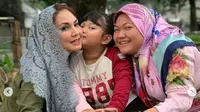 Nia Daniaty bersama anak dan cucunya saat berziarah (Dok.Instagram/@niadaniatynew/https://www.instagram.com/p/BxFsUxWhCQP/Komarudin)