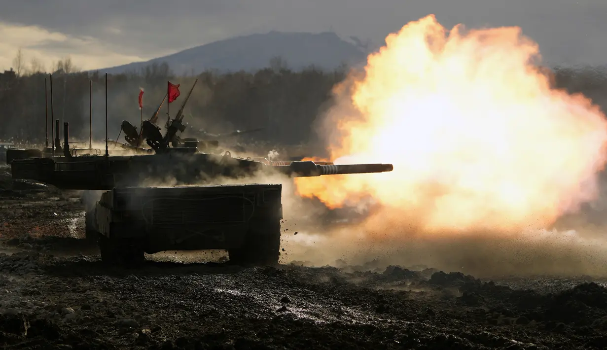 Tank Angkatan Darat Bela Diri Jepang Tipe 90 menembakkan senjatanya ke sasaran saat latihan tahunan di Minami Eniwa Camp, Eniwa, Pulau Hokkaido, Jepang, 6 Desember 2021. Negara dengan kekuatan militer tidak terlalu disorot dunia ini justru terus membangun kekuatan militer. (AP Photo/Eugene Hoshiko)