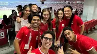 Artis Tanah Air Menyaksikan Pertandingan Sepak Bola Timnas Indonesia Melawan Australia di GBK. [@mahaliniraharja]