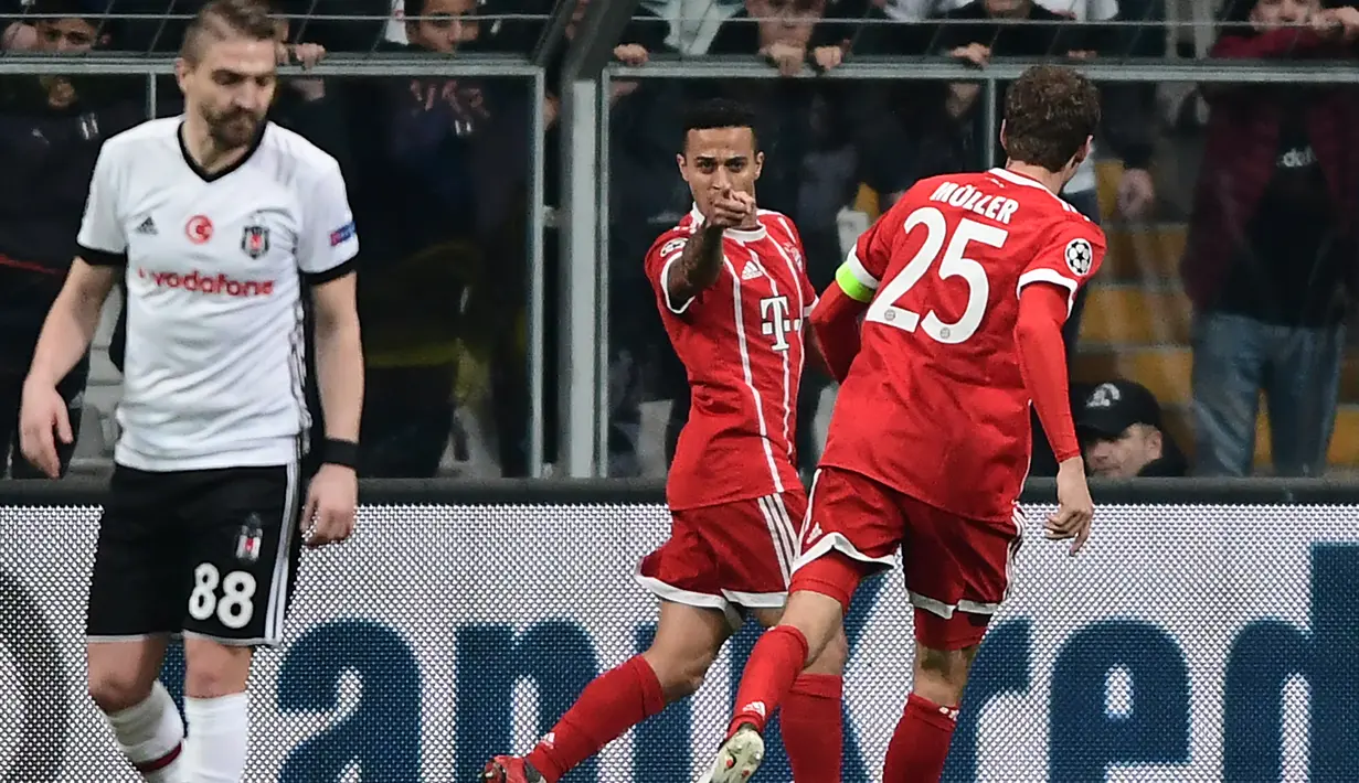 Gelandang Bayern Munchen Thiago Alcantara merayakan golnya saat melawan Besiktas dalam pertandingan Liga Champions leg kedua di stadion Vodafone Arena di Istanbul (14/3). Gol ini merupakan yang ke-100 bagi Thiago di Bayern Munchen. (AFP/Ozan Kose)