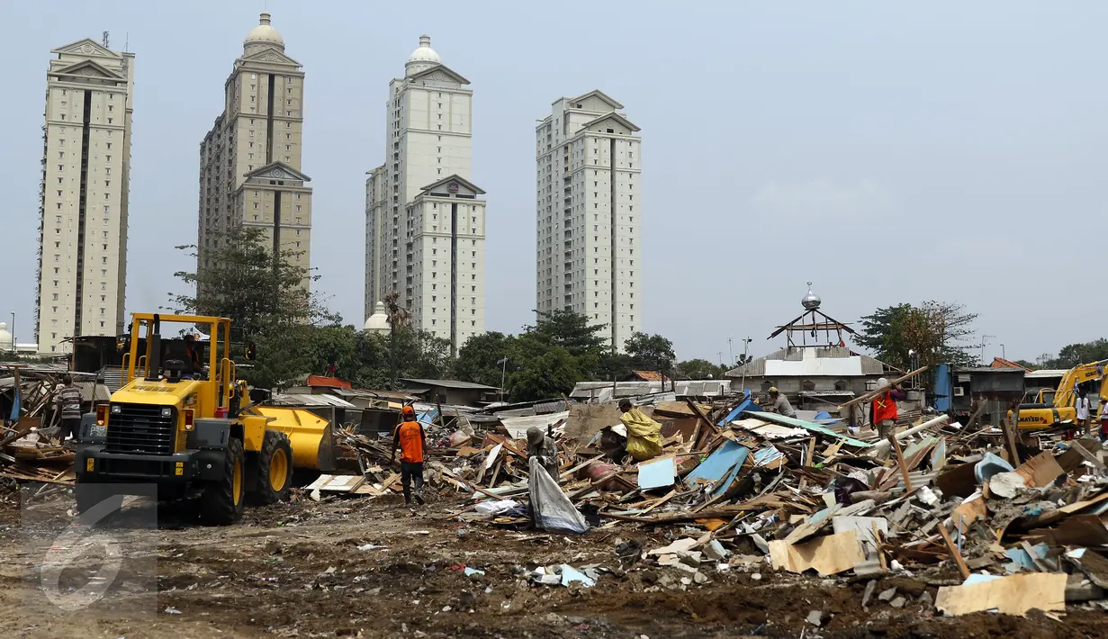 Puing rumah di kawasan Pusat Pengelola Kawasan Kemayoran (PPKK) atau Gang Laler usai dibongkar Satpol PP, Jakarta, Selasa (6/10/2015). Sekitar 400 kepala keluarga kehilangan tempat tinggal, pasca penertiban tersebut. (Liputan6.com/Yoppy Renato)