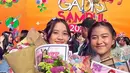 Louisa dan Sybil pun berfoto bersama dengan buket bunga mereka. Keduanya tampak bahagia meski belum bisa menang di ajang tersebut.  [@meisya__siregar]