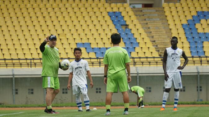 Pelatih Persib Bandung Robert Alberts menilai pemainnya menjalankan tugas saat libur Iduladha. (Liputan6.com/Huyogo Simbolon)
