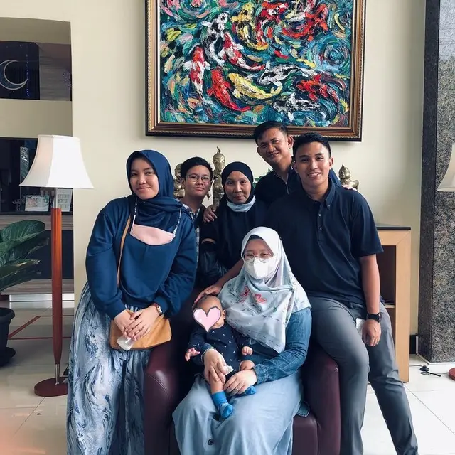 6 Potret Fathur Mantan Ketua BEM UGM dan Keluarga Kecilnya, Sudah Dikaruniai Anak