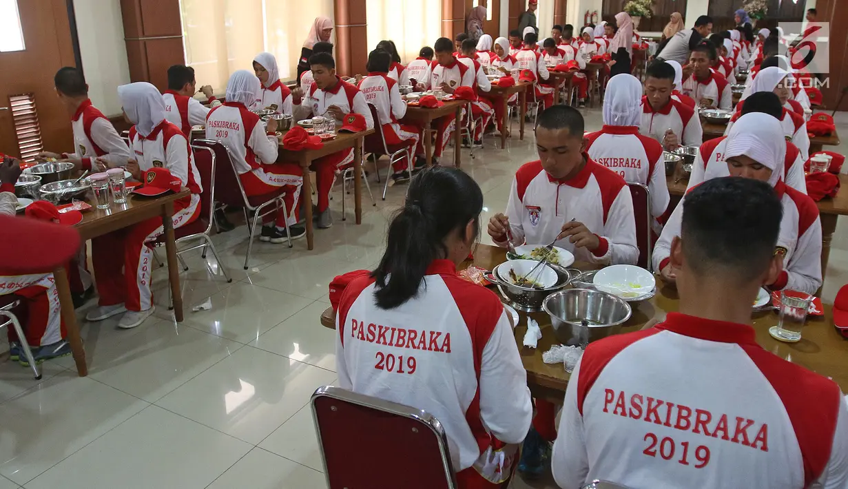 Sejumlah calon anggota Pasukan Pengibar Bendera (Paskibra) Nasional 2019 menikmati makan siang usai mengikuti latihan di PPPON Cibubur, Jakarta, Selasa (30/7/2019). Saat ini, 68 orang anggota Paskibraka nasional 2019 sedang menjalani pendidikan dan pelatihan intensif. (Liputan6.com/Herman Zakharia)