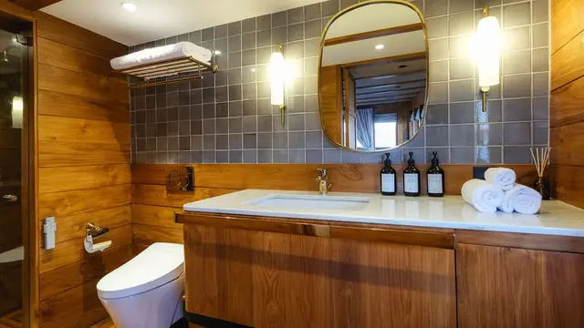 Suasana toilet di Kapal Pesiar Celestia Asal Indonesia Masuk Daftar 100 Tempat Terbaik di Dunia 2025 Versi Majalah TIME. (Dok: https://celestiayacht.com/our-story)