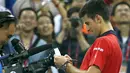 Petenis  Novak Djokovic melakukan tanda tangan di kamera usai menang atas petenis Italia Simone Bolelli di China Open tennis tournament, Beijing, China, Selasa (06/10/2015).  (REUTERS/Kim Kyung-Hoon)