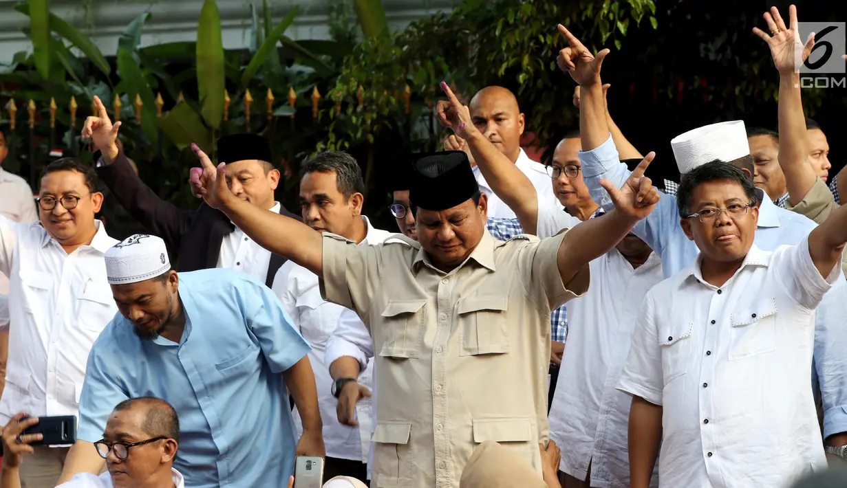 Capres 02 Prabowo Subianto bersama sejumlah tokoh dan kader pendukung saat konferensi pers  di depan Rumahnya, di Kertanegara, Jakarta, Rabu (17/4). Prabowo mengklaim menang Pilpres 2019 berdasarkan data exit poll menang di 5000 TPS. (Liputan6.com/Johan Tallo)