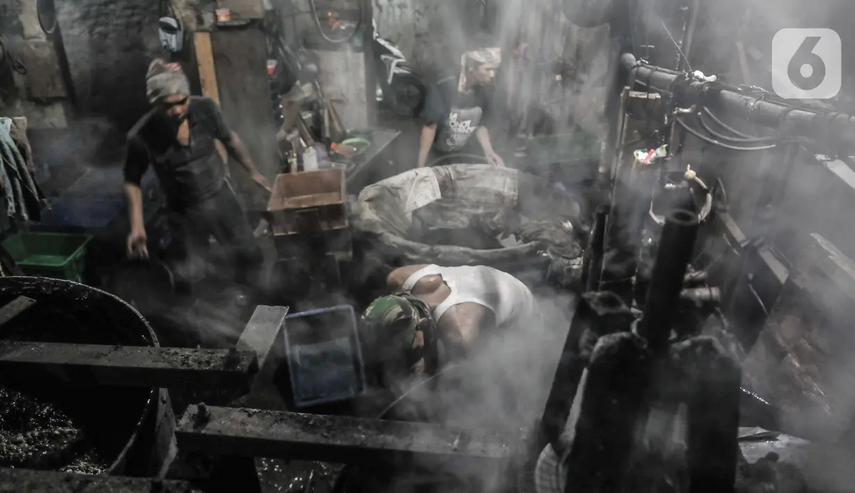 Aktivitas pekerja  menyelesaikan produksi cincau hitam di industri rumahan kawasan Jatinegara, Jakarta Timur, Rabu (14/4/2021). Pandemi Covid-19 serta musim penghujan menyebabkan permintaan cincau hitam di Ibu Kota menurun dibandingkan Ramadhan tahun sebelumnya. (merdeka.com/Iqbal S. Nugroho)
