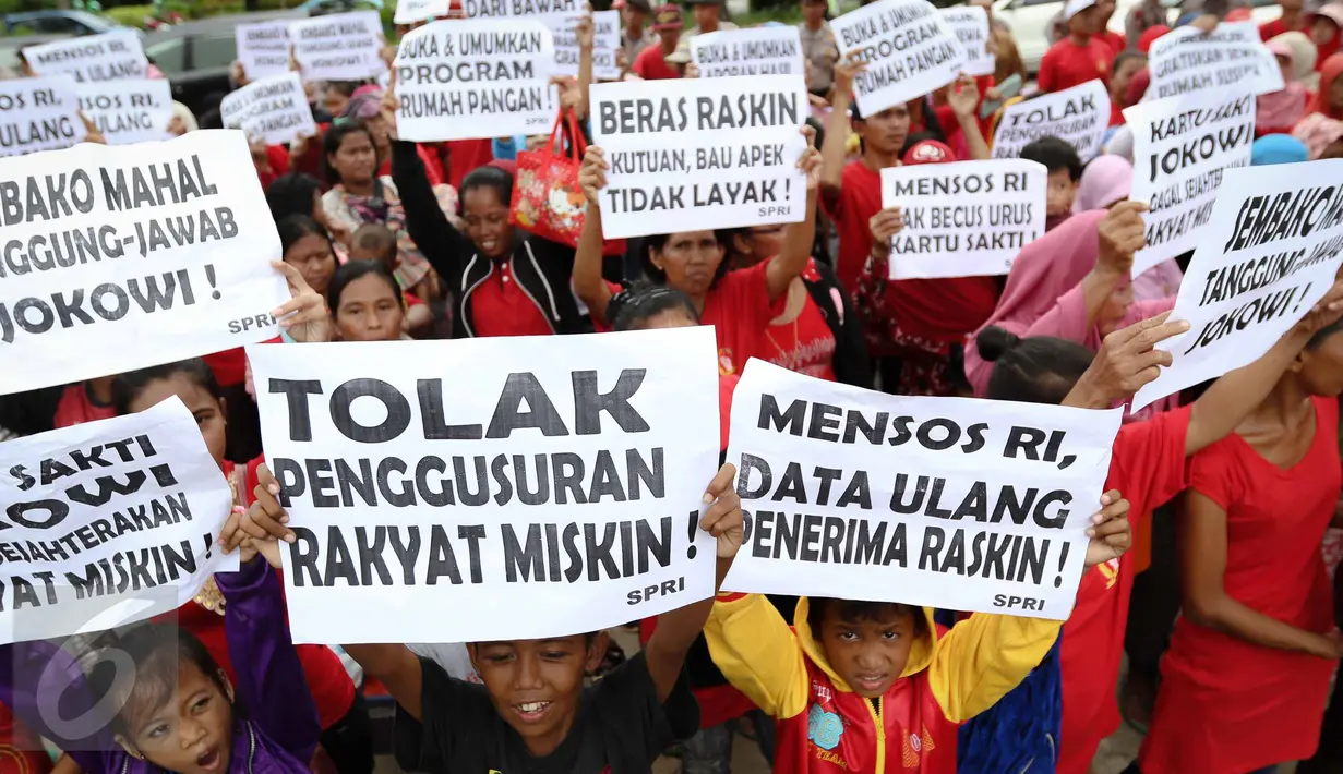 Sejumlah anak-anak ikut serta dalam unjuk rasa yang digelar di depan Balai Kota DKI Jakarta, Kamis (3/11). Peserta aksi menolak penggusuran terhadap rakyat miskin dan menuntut penurunan harga sembako. (Liputan6.com/Faizal Fanani)